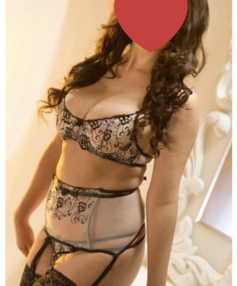 💋 Живу в Москве и готова подарить тебе незабываемые моменты страсти и наслаждения. Мои услуги охватывают все, что ты можешь себе представить – от мягкого эротического массажа, до исполнения самых сокровенных желаний. 🌟 Фото в моем профиле говорят сами за себя – я действительно выгляжу настолько же потрясающе, сколько и обещаю доставить удовольствие. ✨ Учитывая мой богатый опыт, у меня есть много положительных отзывов, которые подтверждают мою профессиональность и индивидуальный подход к каждому клиенту. 🙌 Так что, если ты ищешь незабываемый опыт, не теряй время – я жду тебя в Москве, чтобы сделать нашу встречу незабываемой. 😉 Алиночка